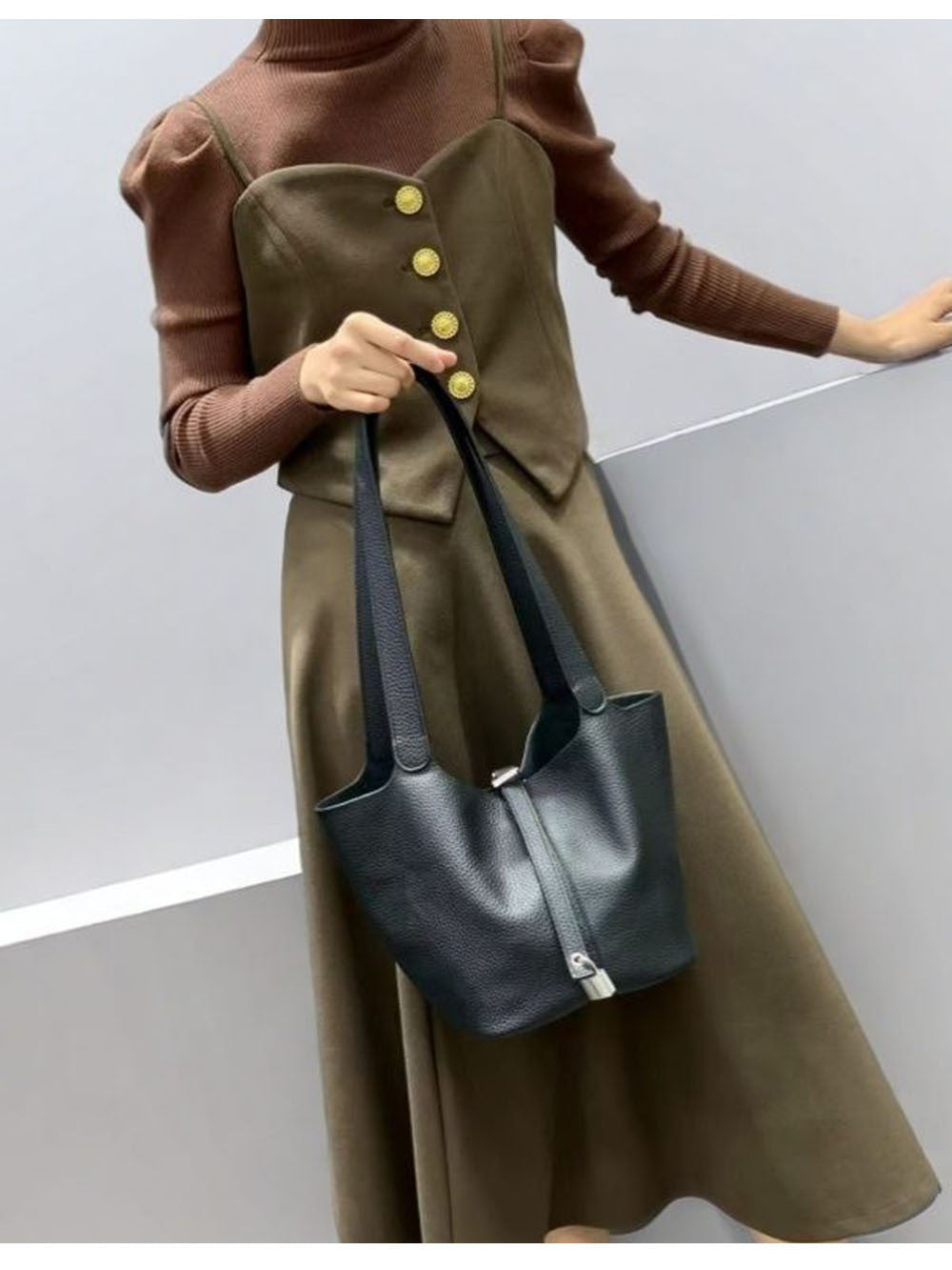 2025New Basket Bag for Women, High-End Niche Design, Large Capacity Bucket Bag, Top Layer Cowhide Handbag