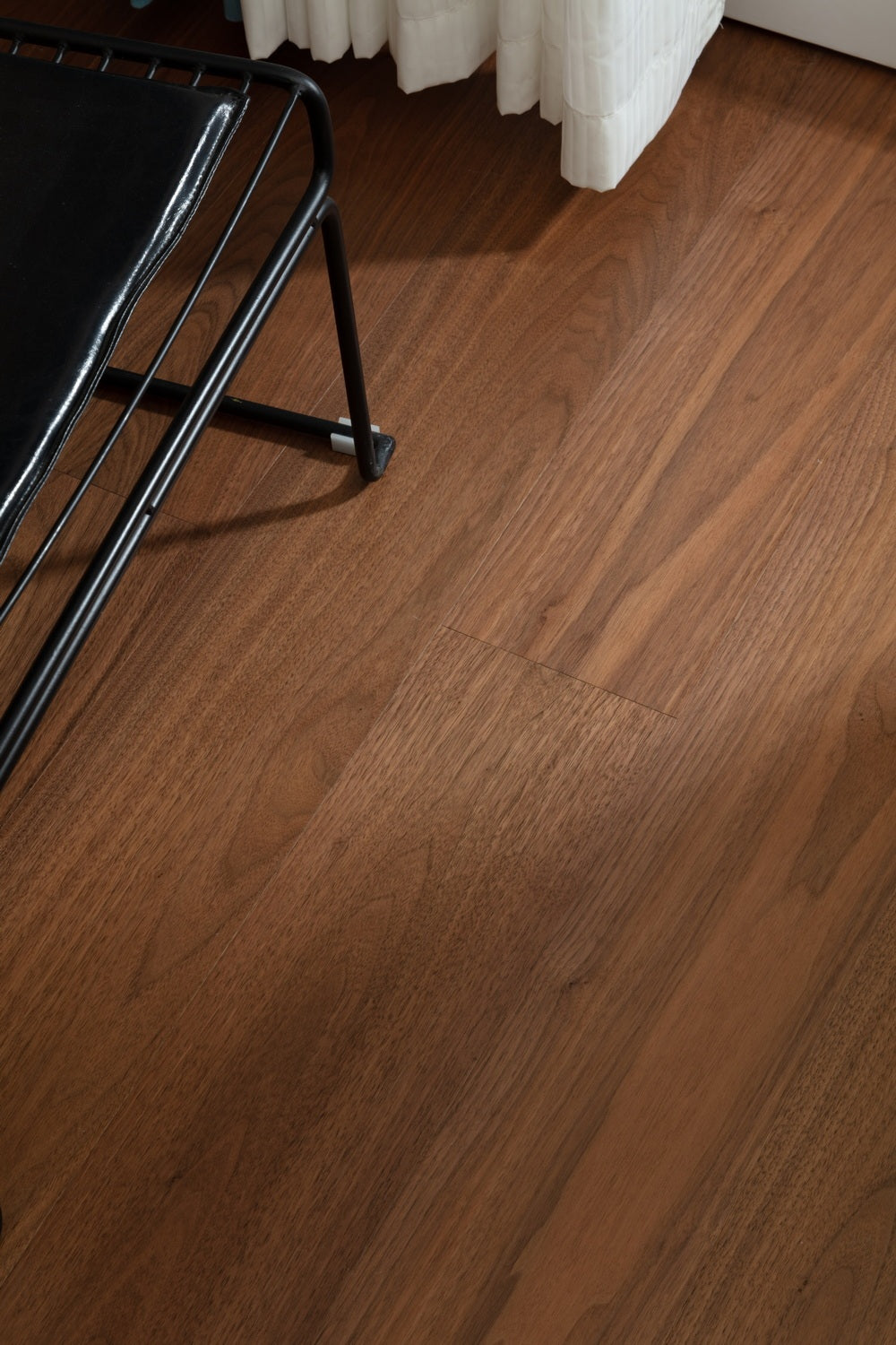 SK 1207 Full Birch Multi-layer Core Solid Wood Black Walnut Veneer 1.2mm Skid-resistant Lock Joint Engineered Flooring