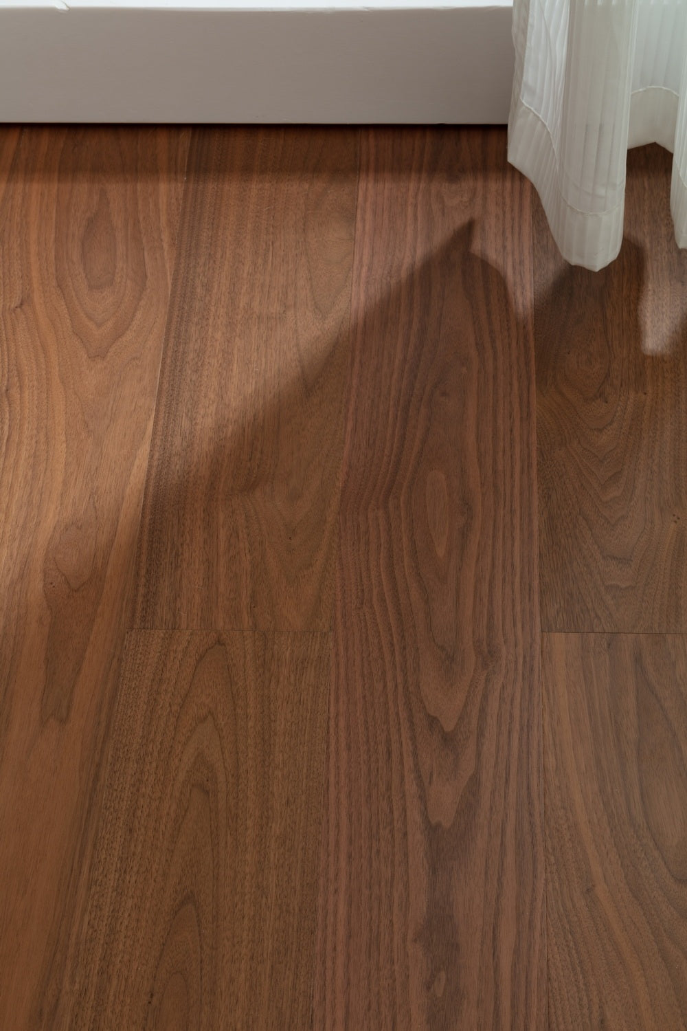 SK 1207 Full Birch Multi-layer Core Solid Wood Black Walnut Veneer 1.2mm Skid-resistant Lock Joint Engineered Flooring