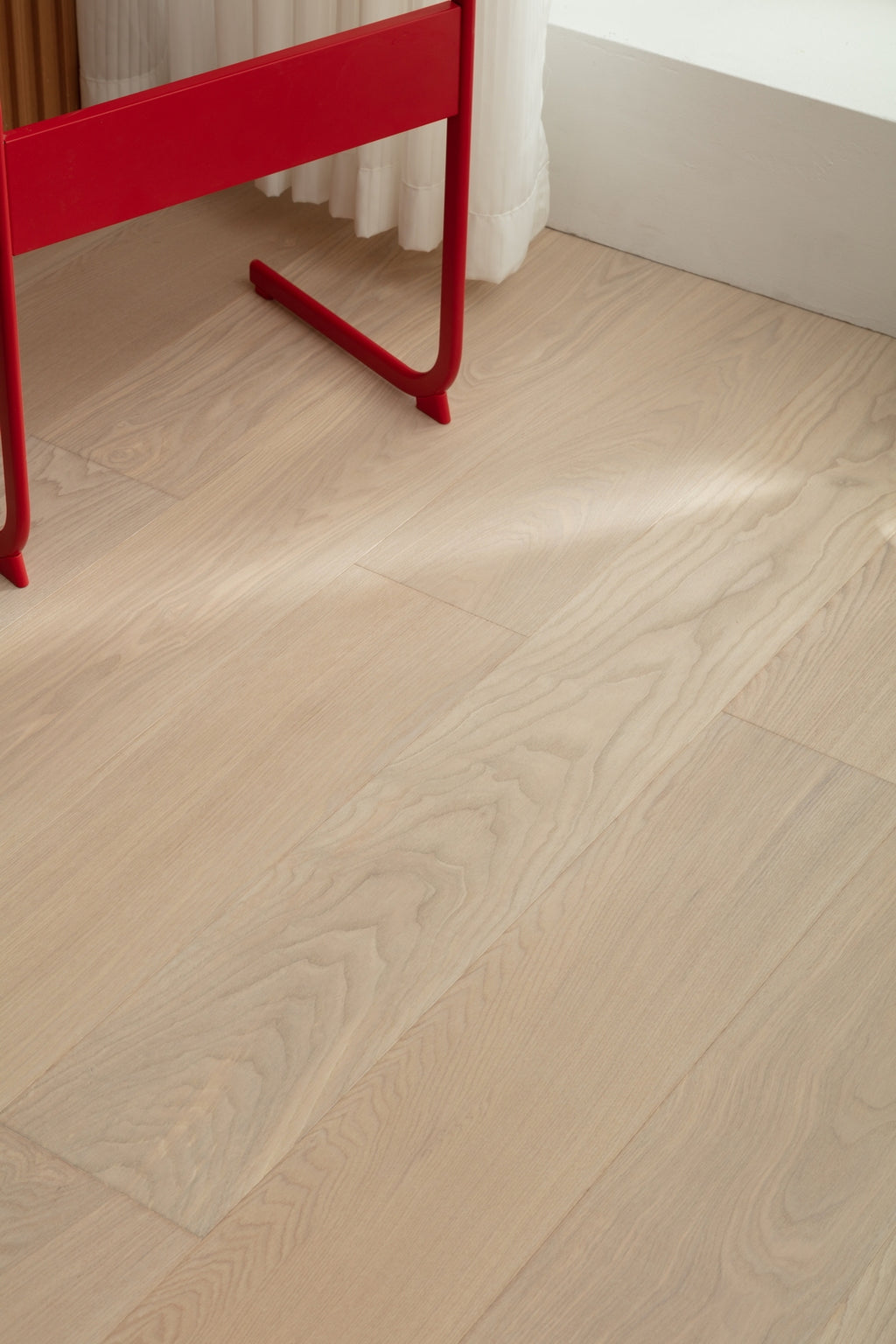 SC1210 New 3-layer Core Solid Wood European Oak Veneer 1.2mm Skid-resistant Click lock Joint Engineered Flooring