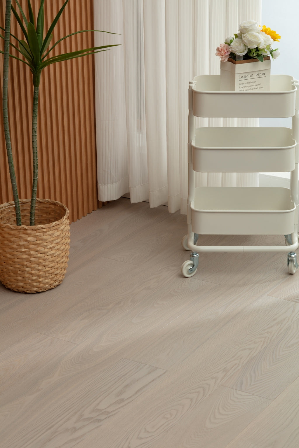 SC1211 New 3-layer Core Solid Wood European Oak Veneer 1.2mm Skid-resistant Click lock Joint Engineered Flooring