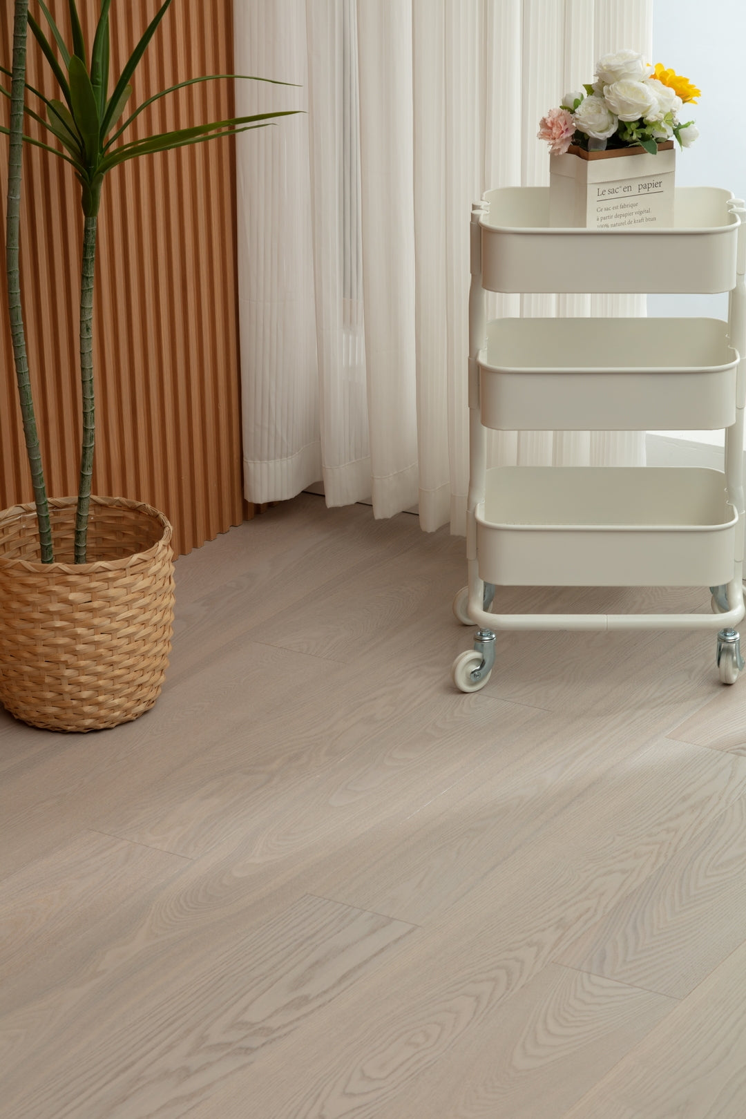 SC1211 New 3-layer Core Solid Wood European Oak Veneer 1.2mm Skid-resistant Click lock Joint Engineered Flooring