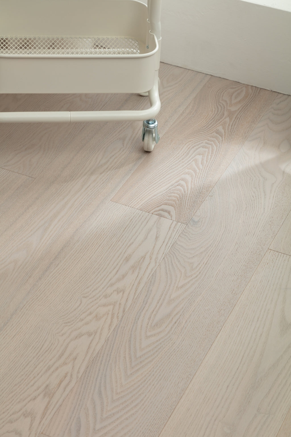 SC1211 New 3-layer Core Solid Wood European Oak Veneer 1.2mm Skid-resistant Click lock Joint Engineered Flooring