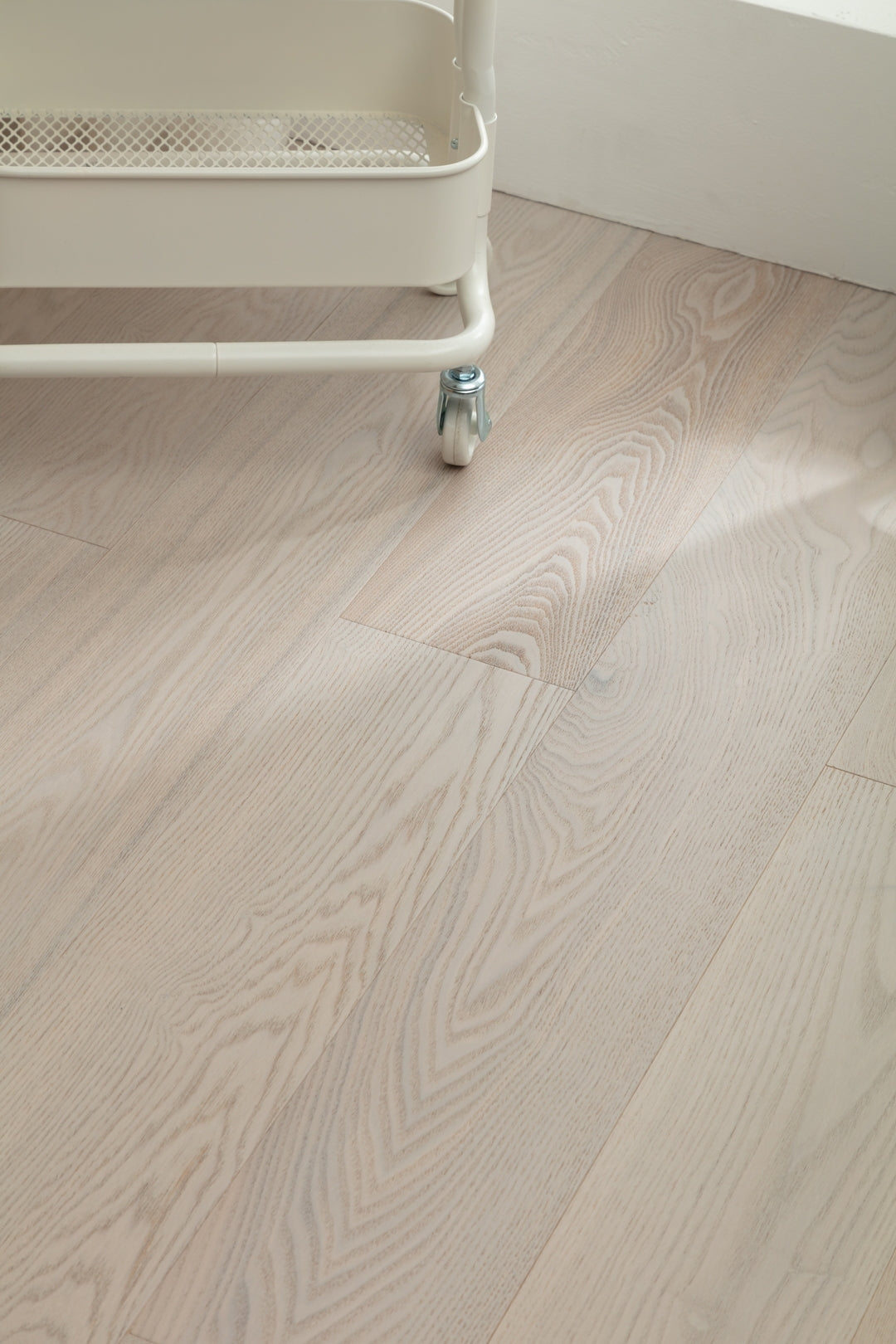 SC1211 New 3-layer Core Solid Wood European Oak Veneer 1.2mm Skid-resistant Click lock Joint Engineered Flooring