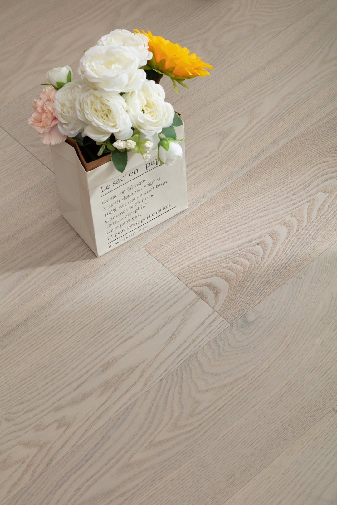 SC1211 New 3-layer Core Solid Wood European Oak Veneer 1.2mm Skid-resistant Click lock Joint Engineered Flooring