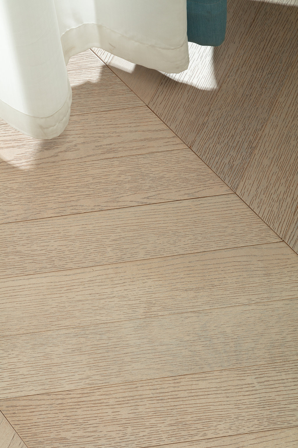9508 Chevron Art Parquet Metallic UV Finish Full Birch Multi-layer Core Solid Wood Oak Veneer Brushed Engineered Flooring