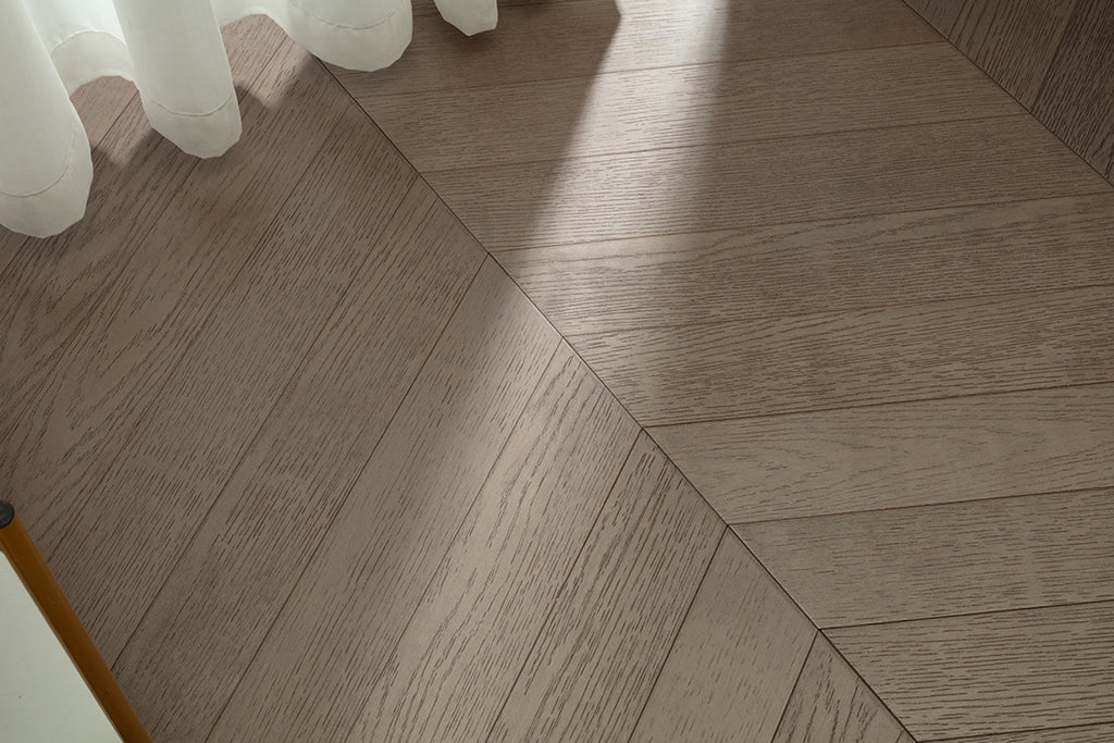 9510 Chevron Art Parquet Metallic UV Finish Full Birch Multi-layer Core Solid Wood Oak Veneer Brushed Engineered Flooring
