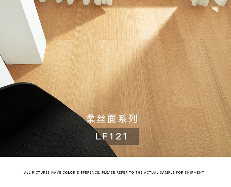 Free home installation with solid wood skirting board included Smooth Skin Feel Lacquer Flooring New Three-Layer Solid Core Real Wood Oak Flooring