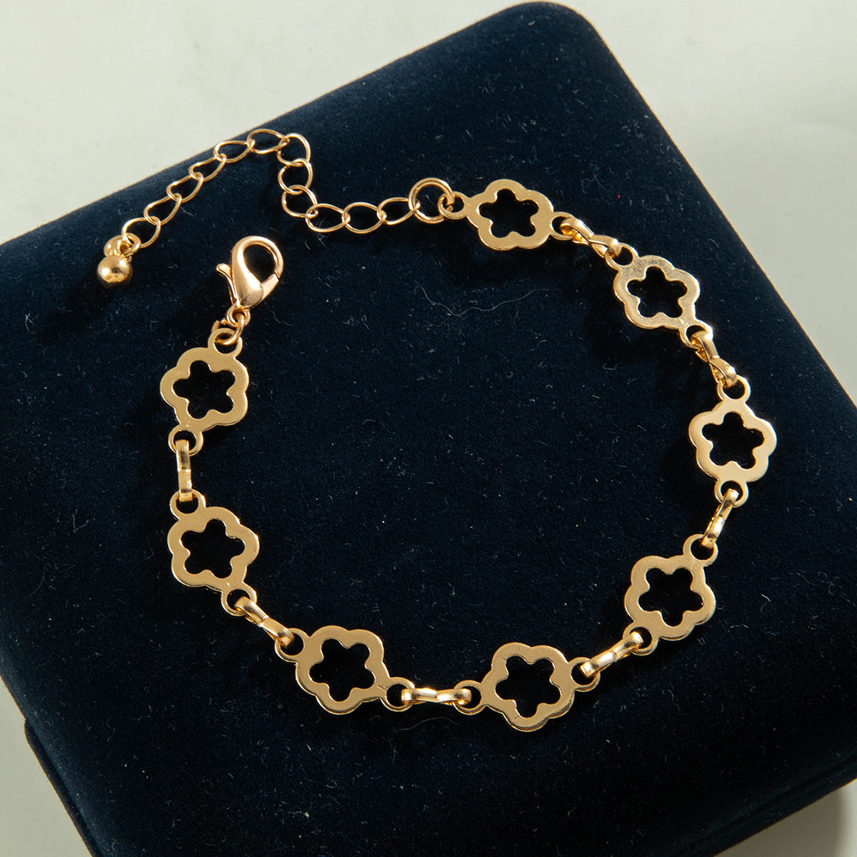 European and American Fashion Alloy Inlaid Diamond Five-Leaf Clover Bracelet Jewelry Three-Piece Set Simple Geometric Smooth Bracelet Wholesale