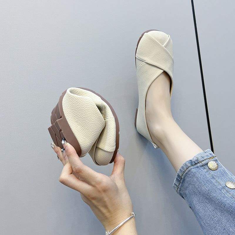 2025New style soft leather large size women's shoes with beef tendon sole36-43Wide Soft Sole Slip-On Shoes