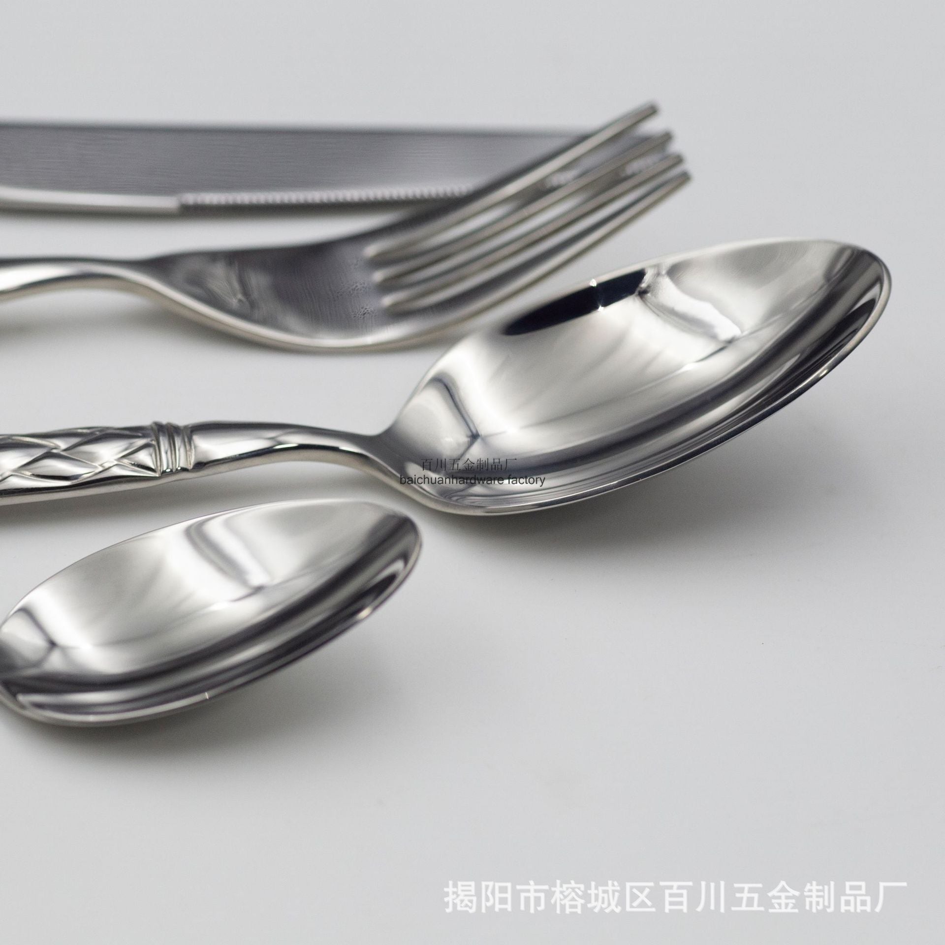 304Stainless Steel Knife Fork Spoon Thickened Forged Relief Tableware Western Steak Knife Fork Dessert Spoon4Piece Suit