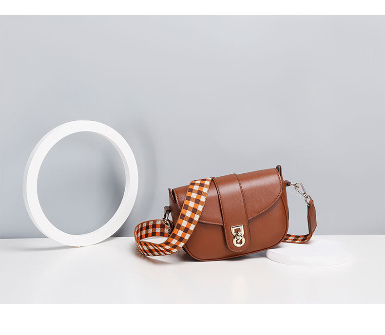 Original Design Niche Texture Saddle Bag with Webbing for Women, Versatile Fashionable Shoulder Bag, Casual Crossbody Bag for Daily Use