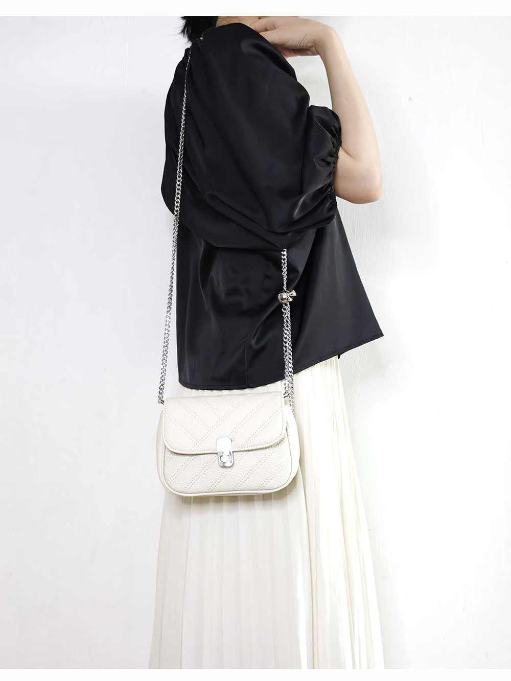 Genuine Leather Women's Bag New Metal Chain Small Square Bag Simple Versatile Chanel Style Single Shoulder Solid Color Embroidered Thread Crossbody Bag