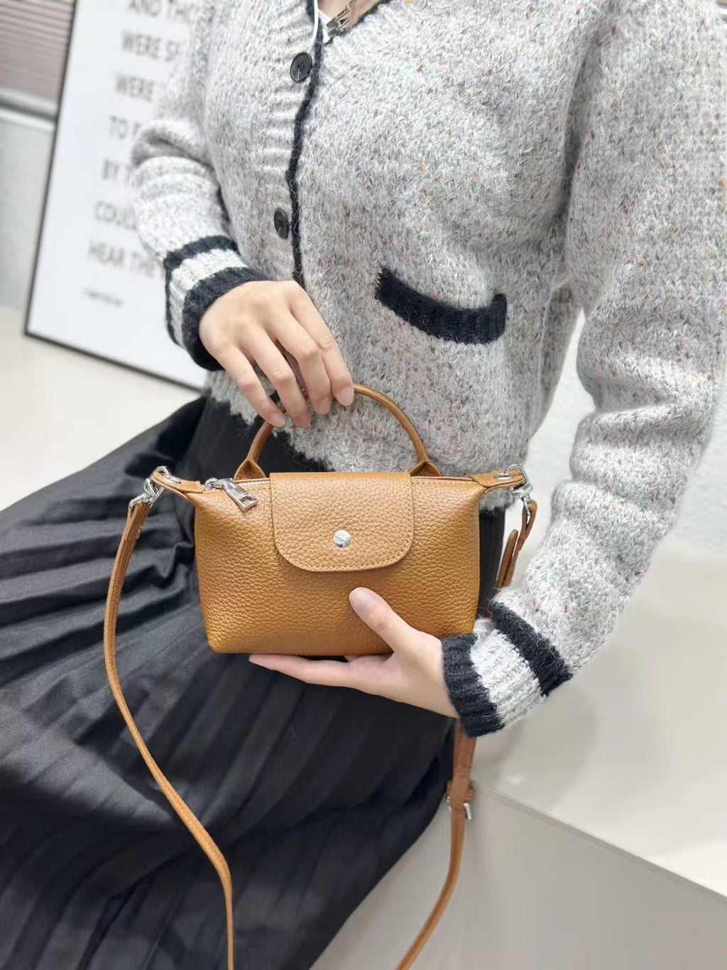 First Layer Cowhide Dumpling Bag Casual Genuine Leather Phone Bag for Women Summer Crossbody Bag Versatile Lightweight Walking Small Bag