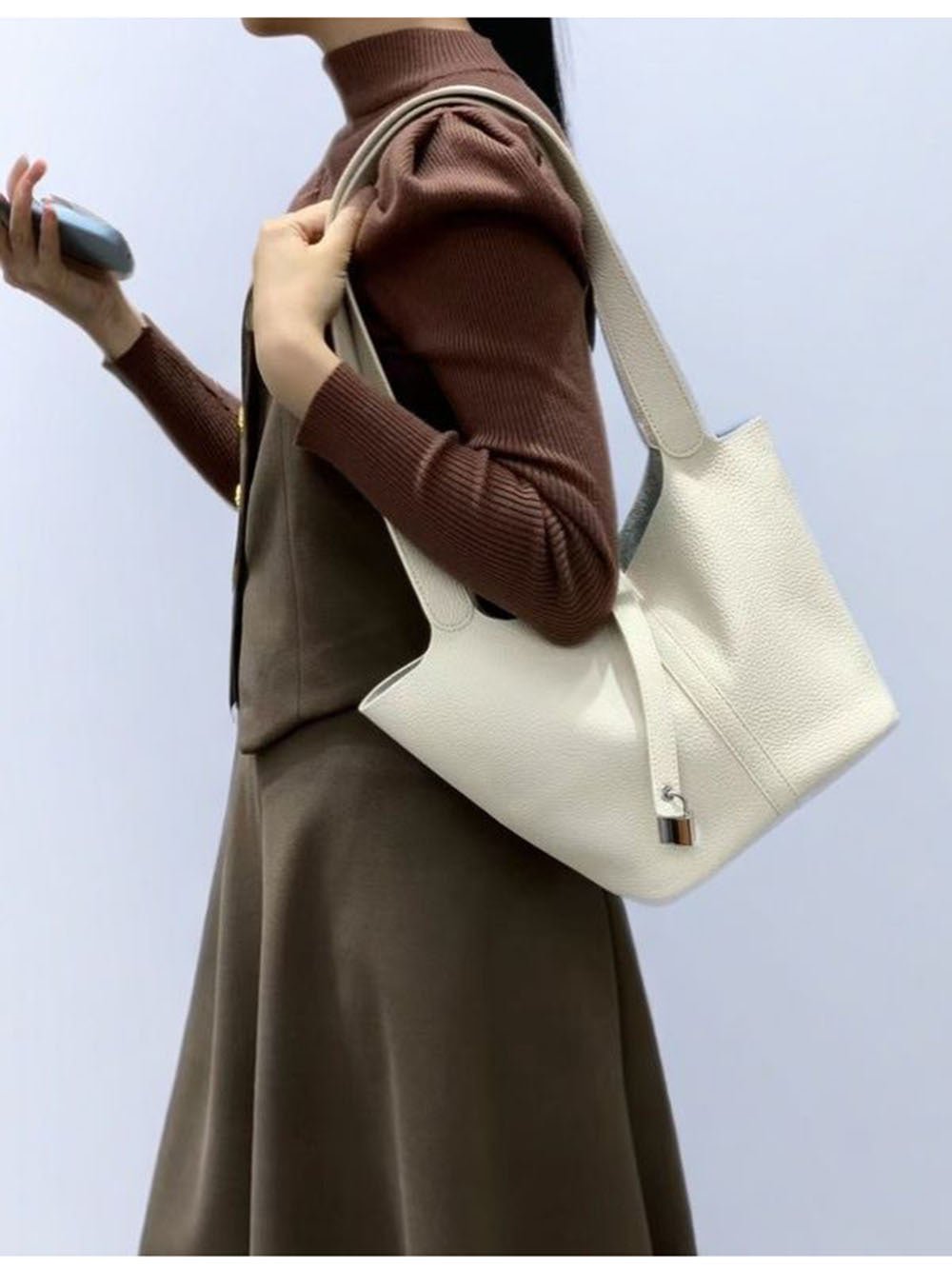 2025New Basket Bag for Women, High-End Niche Design, Large Capacity Bucket Bag, Top Layer Cowhide Handbag