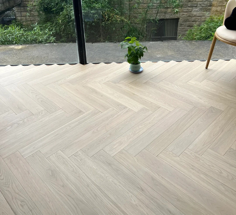 Customizable 12mm Herringbone Oak Engineered Flooring for Modern Homes Commercial Outdoor Use UV Lacquer Surface Finish