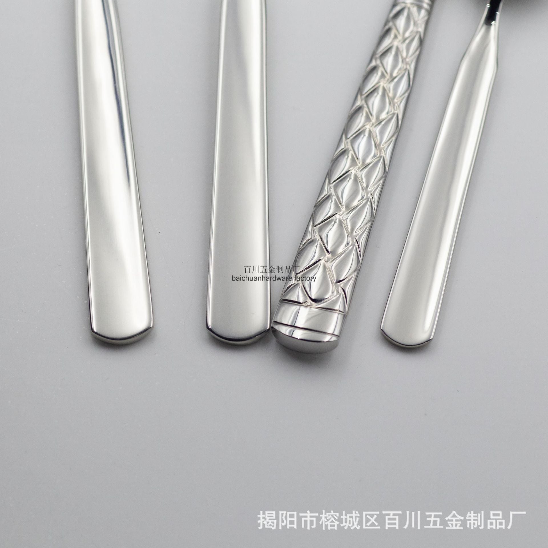 304Stainless Steel Knife Fork Spoon Thickened Forged Relief Tableware Western Steak Knife Fork Dessert Spoon4Piece Suit