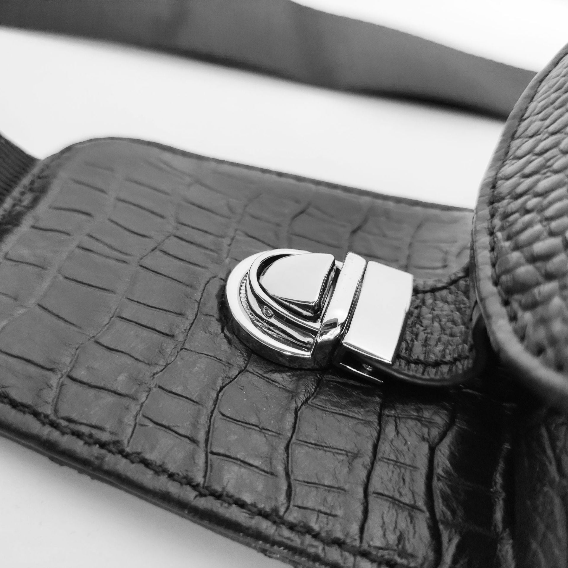 Men's Genuine Leather Chest Bag Multi-Functional Password Lock Cycling Crossbody Bag Backpack Crocodile Pattern Top Layer Cowhide Men's Bag Durable