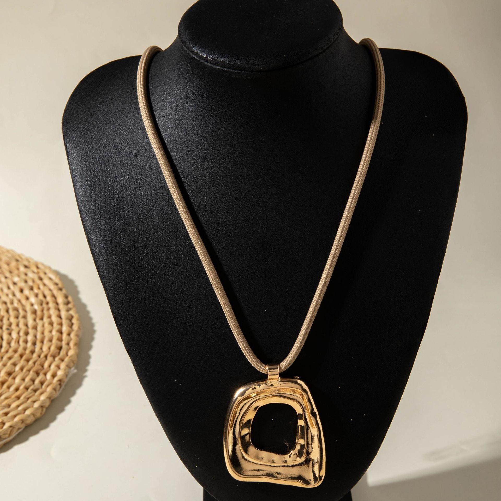 European and American New Style Personality Mesh Round Pendant Necklace for Women Elegant Simple Textured Round Pendant Rope Chain Necklace