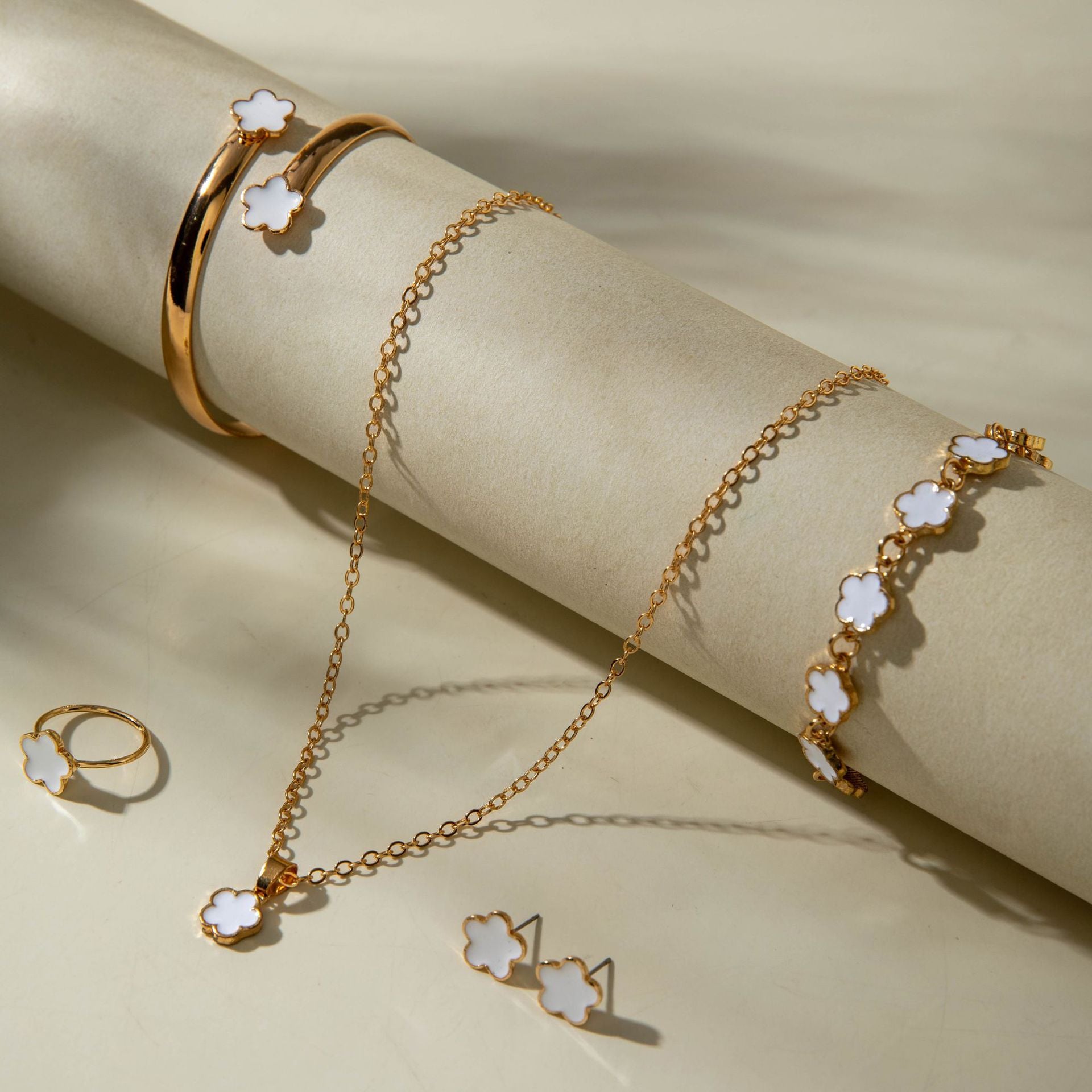 European and American Fashion Alloy Inlaid Diamond Five-Leaf Clover Bracelet Jewelry Three-Piece Set Simple Geometric Smooth Bracelet Wholesale