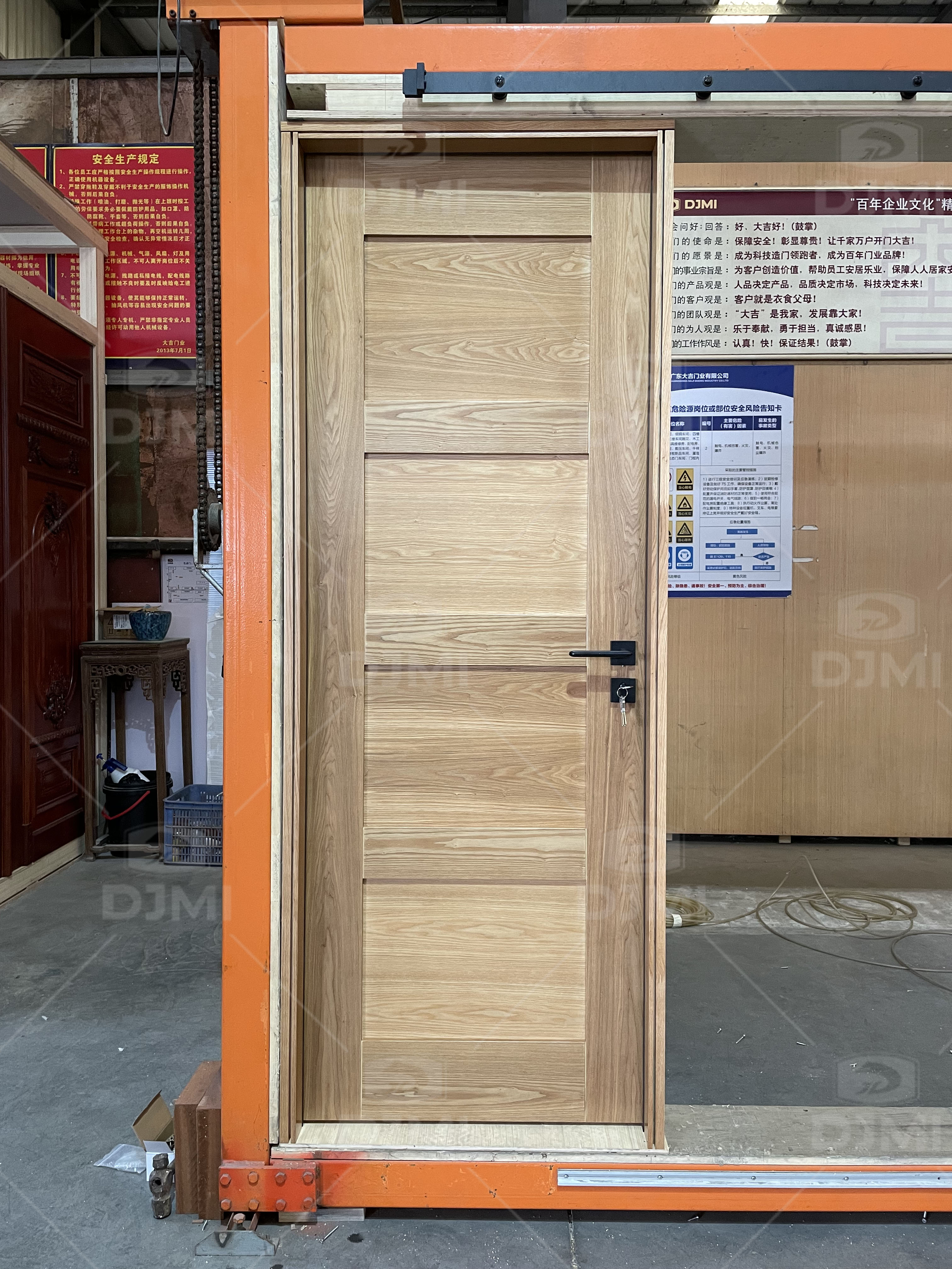 China Manufactured Paneled Solid Wood Primed Shaker Slab Standard Door Oak 3 Panel Shaker Internal Door