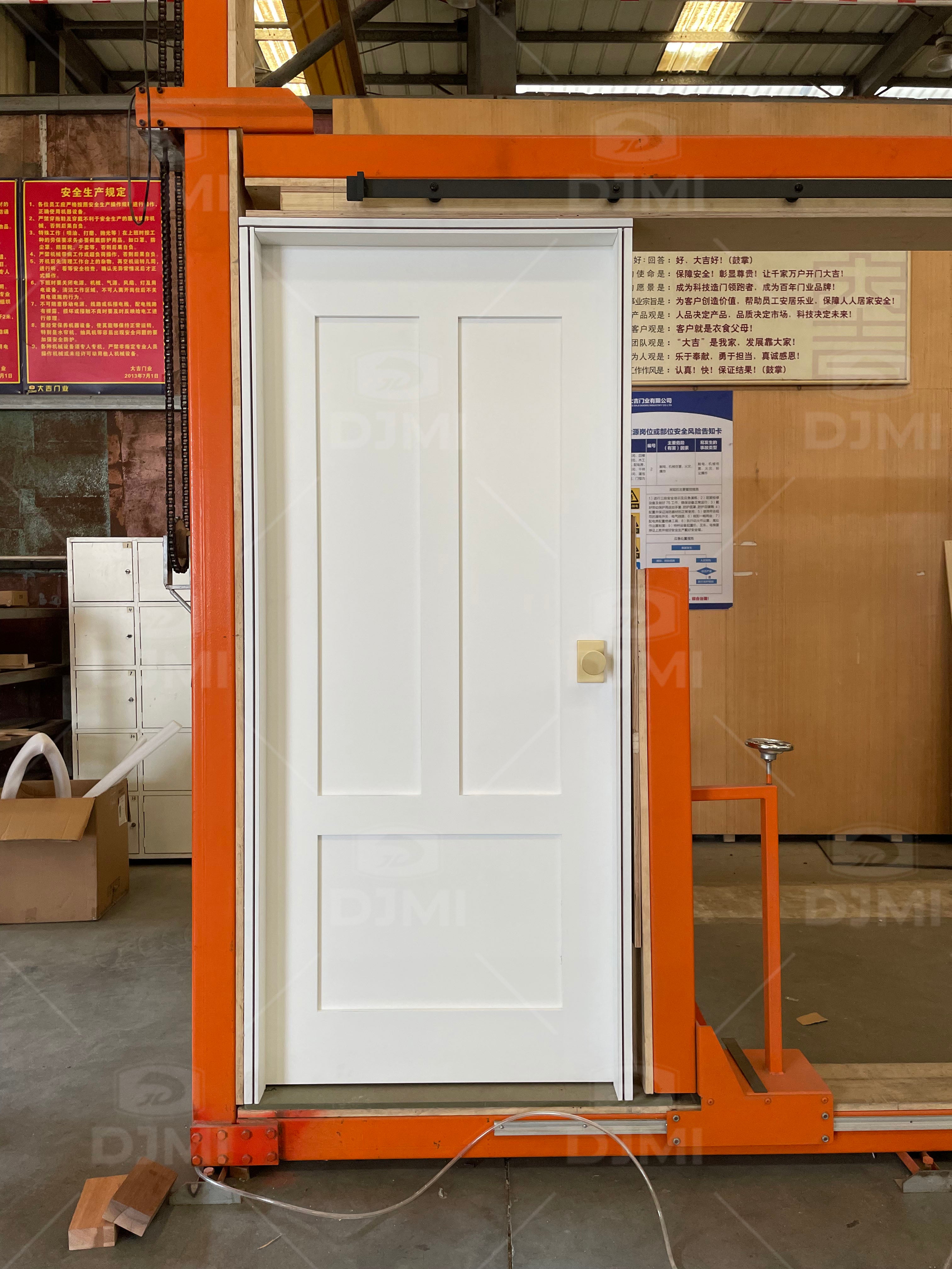 China Manufactured Paneled Solid Wood Primed Shaker Slab Standard Door Oak 3 Panel Shaker Internal Door