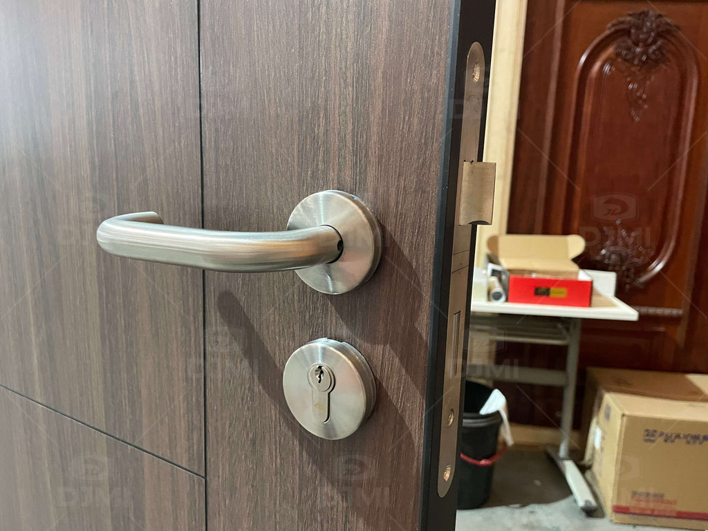 China Top Manufacturers' Natural Wood Grain Laminated Plywood Timber Slab Door Modern for Interior Hotels Hospitals Apartments